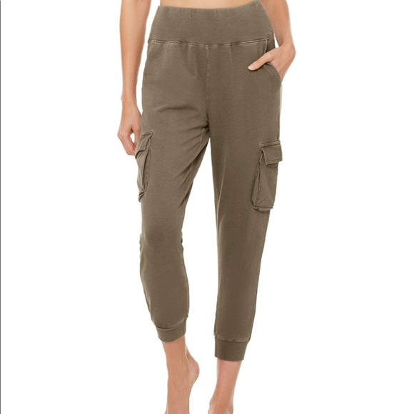 ALO Yoga Pants - Alo 7/8 crop green cargo jogger